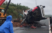 Xe tải va chạm lật ngang đường, cao tốc Đà Nẵng - Quảng Ngãi ùn tắc nhiều giờ