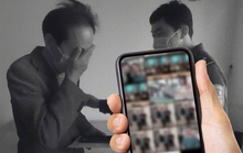 Người đàn ông khóc nức nở vì mất điện thoại chứa hình người vợ quá cố
