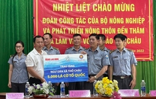 Trao tặng ngư dân Thổ Châu 5.000 lá cờ Tổ quốc