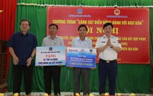 Thêm 2.000 lá cờ Tổ quốc đến với ngư dân Bình Định