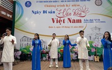Đường sách Nguyễn Văn Bình nhộn nhịp sáng 19-11