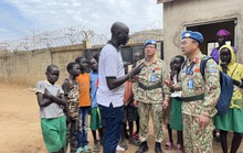 Bệnh viện dã chiến mũ  nồi xanh Việt Nam tặng quà các trường học tại Nam Sudan
