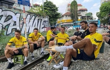 Xôn xao hình ảnh nhiều cầu thủ Dortmund ngồi cà phê đường tàu