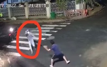 CLIP: Người phụ nữ bị tên cướp dùng dao cứa cổ trên đường phố Biên Hòa