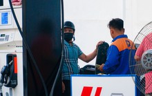 Khát xăng, cửa hàng bán cầm chừng hoặc đóng cửa, xuất hiện cây xăng tự phát trên vỉa hè
