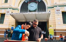 Du khách thích thú khám phá đàn bầu tại không gian Bưu điện TP HCM