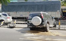 Xế hộp rụng bánh, nhiều người trượt ngã tại quận Tân Phú - TP HCM