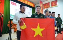 Trao 10.000 cờ Tổ quốc cho ngư dân Quảng Ngãi