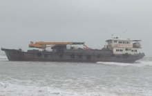Đề xuất hướng xử lý chiếc tàu sắt tiền tỉ, không người lái dạt vào bờ biển Quảng Trị