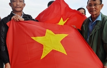 Tiếp tục trao 3.400 cờ Tổ quốc cho ngư dân Quảng Ngãi