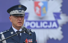 Cảnh sát trưởng Ba Lan khui quà, súng phóng lựu phát nổ trong văn phòng