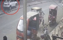 Ấn Độ: Cán xe qua người 3 đứa trẻ, tài xế bị đánh bầm dập