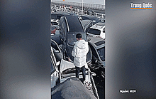 Trung Quốc: 200 xe cộ “chất chồng” lên nhau trên một cây cầu