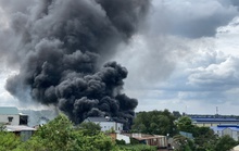 CLIP: Khói lửa ngùn ngụt kèm tiếng nổ lớn trong xưởng ở Đồng Nai