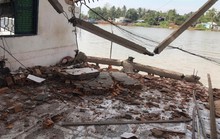 CLIP: Lại xảy ra sạt lở kinh hoàng ở Vĩnh Long, bờ kè đang thi công sụp xuống sông