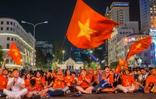 Cổ động viên TP HCM tiếc nuối sau trận tuyển Việt Nam hòa Singapore