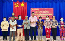 Tặng 2.047 sổ BHXH, 54.620 thẻ BHYT cho người khó khăn