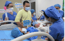 Khoảnh khắc kỳ diệu: 4 thiên thần nhỏ chào đời đêm giao thừa