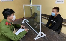 Người phụ nữ bị 2 thanh niên dí dao cướp tiền