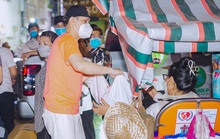 Ca sĩ Nguyên Vũ tặng quà người vô gia cư, giữa đêm khuya ấm áp nghĩa tình