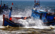 Tàu cá cùng 11 ngư dân Quảng Bình gặp nạn trên biển