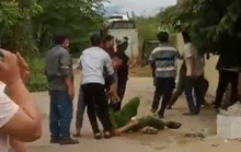 Đánh vợ, đánh cả công an, hai người đàn ông bị bắt giam