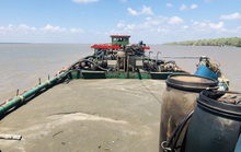 Liên tiếp bắt giữ sà lan vận chuyển cát trái phép trên vùng biển Cần Giờ