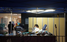 Hồng Kông: Ca nhiễm Covid-19 tăng đột biến, bệnh nhân nằm vật vờ ngoài bệnh viện