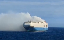 Tàu chở hàng ngàn xe sang bốc cháy trên biển