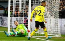 Chelsea vượt ải phút 89, Liverpool trình làng tam tấu mới