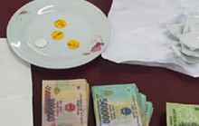 Bắt 1 người phụ nữ đang chơi xóc đĩa với 12 người đàn ông