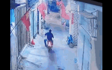 CLIP: Nam thanh niên chạy xe máy, xách theo dao chém nhiều người