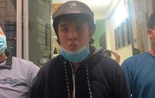 Thấy người đội mũ bảo hiểm có hình con thỏ nên chém cho bõ ghét