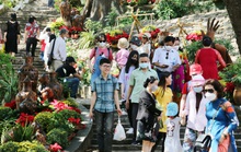 Nghẹt du khách ở Nha Trang và Huế