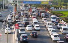 Dòng người ùn ùn từ Vũng Tàu đổ về TP HCM, xả trạm T3 QL51