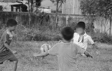 Đang chơi bóng, bé trai 5 tuổi bất ngờ ngã xuống tử vong