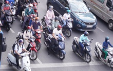 Đường phố TP HCM nhộn nhịp ngày đầu đi làm lại sau Tết