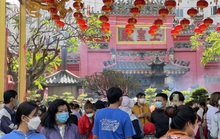 Người dân khắp nơi đổ về chùa Ngọc Hoàng cầu an