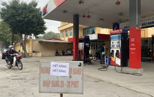 Cây xăng ở Hà Nội treo biển hết hàng trước giờ tăng giá