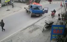 Dừng xe máy bên đường, cụ ông bị máy múc rơi từ trên xe tải xuống đè chết