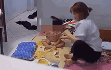 CLIP: Sốc với bảo mẫu liên tục đánh đập, ép bé 11 tháng tuổi ăn lại cháo vừa nôn