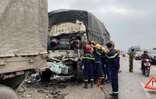 Xe tải tông đuôi xe container, tài xế tử vong trong ca bin dập nát
