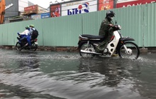 Nhiều đường ở TP HCM ngập nước, cảnh báo mưa giông tại các quận trung tâm