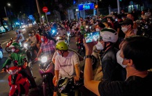 Đám đông vây quanh nhà bà Nguyễn Phương Hằng xuyên đêm