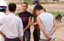 Tạm giữ hình sự tài xế xe cuốc dùng gàu múc đập nát 2 ôtô