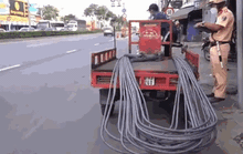 Bị lập biên bản vì chở hàng cồng kềnh, người vi phạm nại đủ lý do
