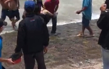 4 nữ công nhân bị sóng dìm xuống biển