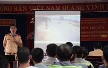 Đà Nẵng: CSGT cho tài xế xem clip tai nạn để tuyên truyền an toàn giao thông