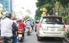 TP HCM: Né phí, ôtô đậu tràn lan đường cấm