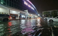 Chùm ảnh: Mưa trái mùa khiến đường phố ngập sâu, du khách lội nước rời ga Đà Nẵng